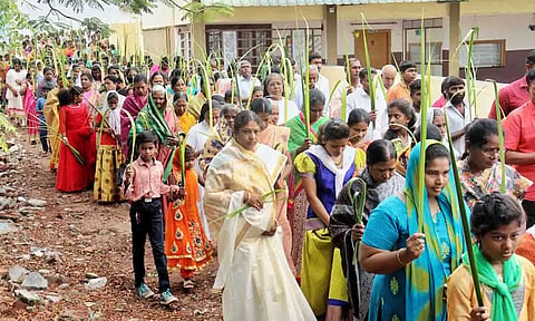 குருத்தோலை ஞாயிறு பவனியில் பங்கேற்ற கிறிஸ்தவர்களை படத்தில் காணலாம். 