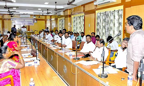மயிலாடுதுறை நகரமன்ற கூட்டம் நடந்தது.