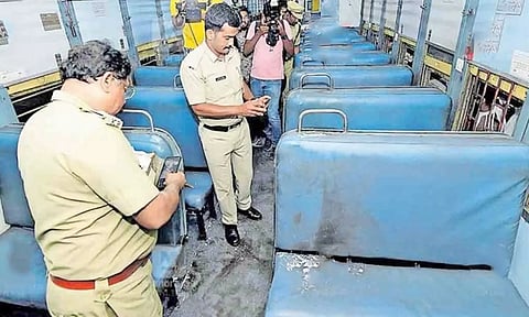தீ வைக்கப்பட்ட ரெயில் பெட்டியில் போலீசார் சோதனை நடத்தினர்