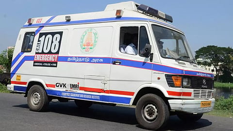 கூலி தொழிலாளியின் மனைவிக்கு 108 ஆம்புலன்சில் பெண் குழந்தை பிறந்தது