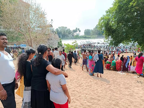 கொடிவேரியில் ஒரே நாளில் 6 ஆயிரம் பேர் குவிந்தனர்