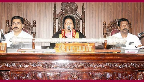 மாநகராட்சி கூட்டம் மேயர் இந்திராணி தலைமையில் நடந்த போது எடுத்த படம். அருகில் துணை மேயர் நாகராஜன், ஆணையாளர் சிம்ரன்ஜீத்சிங் உள்ளனர். 