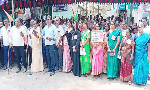 தொடக்க கூட்டுறவு வங்கி பணியாளர்கள் ஆர்ப்பாட்டம்