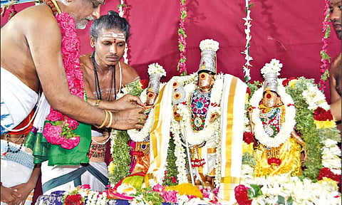 திருமண கோலத்தில் அருள்பாலித்த முத்துக்குமாரசுவாமி வள்ளி-தெய்வானை.