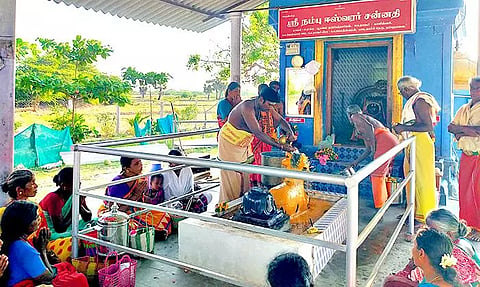 நம்புதாளை நம்பு ஈசுவரர் கோவிலில் பிரதோசத்தை முன்னிட்டு நந்திக்கு சிறப்பு அபிஷேகம் நடந்தது.