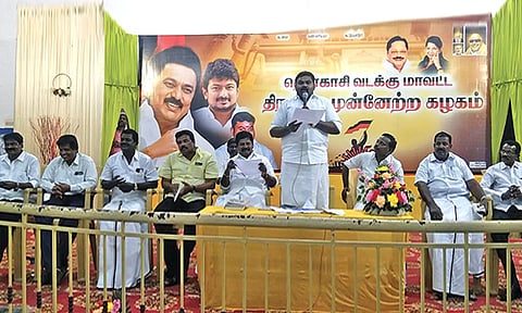 கூட்டத்தில் ராஜா எம்.எல்.ஏ. பேசிய காட்சி.