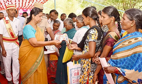 செறிவூட்டப்பட்ட அரிசியின் பயன் குறித்து அறிந்து கொள்ளும் வகையில் விழிப்புணர்வு துண்டு பிரசுரங்களை மாவட்ட கலெக்டர் சாந்தி, பொதுமக்களுக்கு வழங்கினார்.