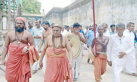 திருவாவடுதுறை ஆதீனம் மாயூரநாதர் கோவிலில் சாமி தரிசனம் செய்தார்.