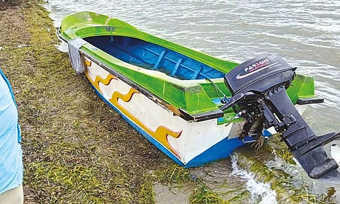 மணமேல்குடி கோடியக்கரை கடற்கரையில் நின்ற இலங்கை பைபர் படகை காணலாம்.