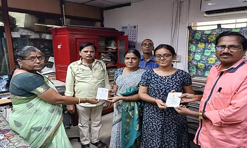  விழுப்புரம் தலைமை அஞ்சலக அலுவலகத்தில் மகிளா சம்மன் சேமிப்பு பத்திர திட்டத்தை, அஞ்சலக அலுவலர் கம்சு தொடங்கி வைத்தார் .