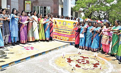 மாவட்ட கலெக்டர் ஷஜீவனா தலைமையில் அலுவலர்கள் ஊட்டச்சத்து உறுதிமொழி எடுத்துக் கொண்டனர்.