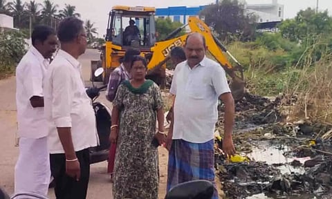  கழிவுநீர் கால்வாய் சுத்தம் செய்யப்பட்ட போது எடுத்த படம்.