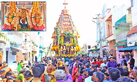 தேரோட்டம் நடைபெற்ற போது எடுத்த படம். (உள்படம்: அலங்காரத்தில் ராஜகோபால சுவாமி).