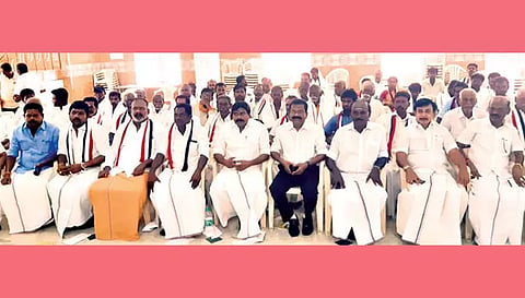 அ.ம.மு.க. நிர்வாகிகள் அ.தி.மு.க.வில் இணைந்தனர்.