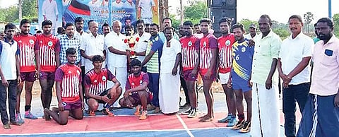 முதல் பரிசு வென்ற புளியங்குளம் அணியினருக்கு வெற்றி கோப்பையை மாவட்ட அறங்காவலர் குழு தலைவர் பார்த்திபன் வழங்கிய காட்சி.