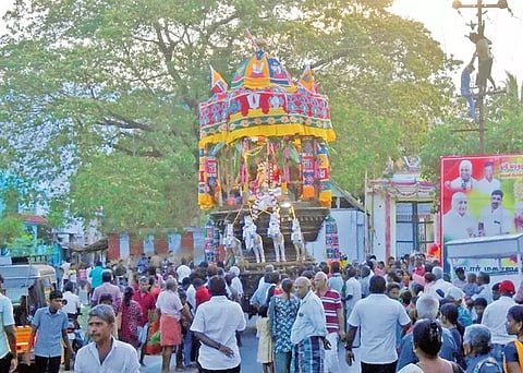 தேரோட்டத்தில் கலந்து கொண்ட பக்தர்களை படத்தில் காணலாம். 