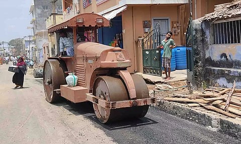 சாலை சீரமைப்புப் பணிகள் நடைபெறுவதை படத்தில் காணலாம். 