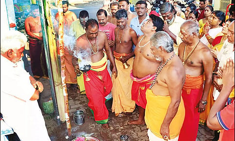 காப்பு கட்டும் நிகழ்ச்சி நடந்த காட்சி.