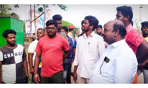 மறியலில் ஈடுபட்டவர்களிடம் ஆணையர் ஆறுமுகம் பேச்சுவார்த்தை நடத்தும் காட்சி.