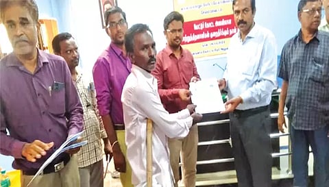 மாற்றுத்திறனாளி ஒருவரிடம் மேட்டூர் உதவி கலெக்டர் தணிகாச்சலம் மனு பெற்ற போது எடுத்த படம்.