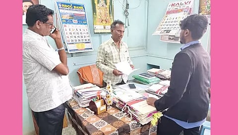 ராமநாதபுரம் வீட்டுவசதி வாரிய அலுவலகத்தில் அமீனா மூலம் ஜப்தி நடவடிக்கை மேற்கொள்ளப்பட்டபோது எடுத்த படம். 