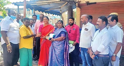 விழாவில் மாநிலத் துணைத் தலைவர் சசிகலா புஷ்பா கட்சி கொடியேற்றி இனிப்புகள் வழங்கிய காட்சி. அருகில் மாவட்ட பொதுச் செயலாளர் உமரி சத்தியசீலன் மற்றும் நிர்வாகிகள் உள்ளனர்.