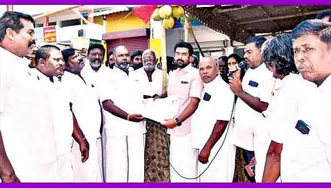 புதிய உறுப்பினர் படிவங்களை முன்னாள் அமைச்சர் ஆர்.பி.உதயகுமார் வழங்கினார்.அருகில் பேரவை துணைச்செயலாளர் வெற்றிவேல் உள்ளிட்ட பலர் உள்ளனர்.