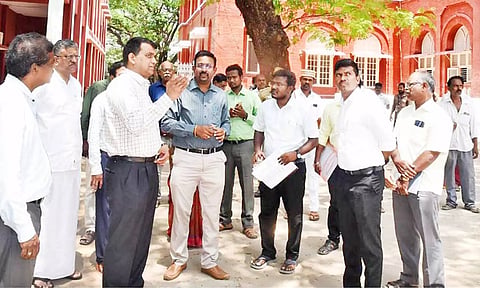 தஞ்சை அருங்காட்சியகத்தில் மேற்கொள்ளப்பட்டுள்ள பணிகள் குறித்து அரசு முதன்மை செயலாளர் சந்திரமோகன் ஆய்வு செய்தார்.