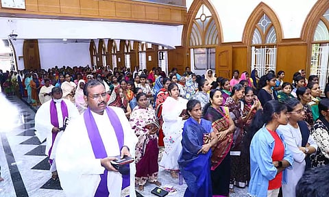 புனித வெள்ளியை முன்னிட்டு திருப்பூர் அவிநாசி சாலையில் உள்ள சி.எஸ்.ஐ., தூய பவுல் ஆலயத்தில் சிறப்பு பிரார்த்தனை நடைபெற்றது. அதில் பங்கேற்றவர்களை படத்தில் காணலாம். 