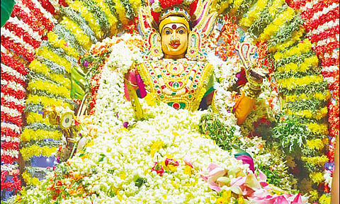 மதுரை தெப்பக்குளம் மாரியம்மன் கோவிலில் பூச்சொரிதல் விழா
