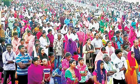கூட்டு திருப்பலியில் கலந்து கொண்டவர்கள்.