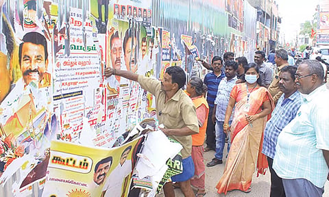 பாளை மார்க்கெட் பகுதியில் நகர் நல அலுவலர் சரோஜா தலைமையில் தூய்மை பணியாளர்கள் போஸ்டர்களை அகற்றிய காட்சி.