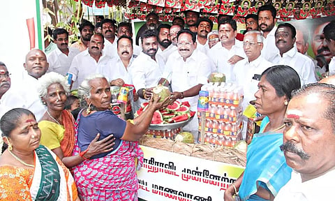 மதுரை முனிச்சாலை பகுதியில் அ.தி.மு.க. சார்பில் இன்று திறக்கப்பட்ட நீர் மோர் பந்தலில் முன்னாள் அமைச்சர் செல்லூர் ராஜூ பொதுமக்களுக்கு இளநீர், நீர்மோர் மற்றும் குளிர்பானங்களை வழங்கினார். அருகில் நிர்வாகிகள் வில்லாபுரம் ராஜா, எம்.எஸ்.பாண்டியன், குமார், அண்ணாதுரை, கலைச்செல்வம், கவுன்சிலர் ரூபிணி குமார் உள்ளிட்ட பலர் உள்ளனர்.