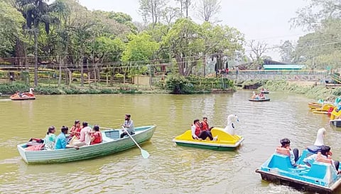 ஏற்காடு ஏரியில் உற்சாகமாக படகுசவாரி செய்த சுற்றுலா பயணிகள். 