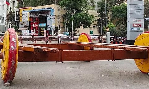 கள்ளழகர் எழுந்தருள உள்ள ஆயிரம் பொன் சப்பரம்.
