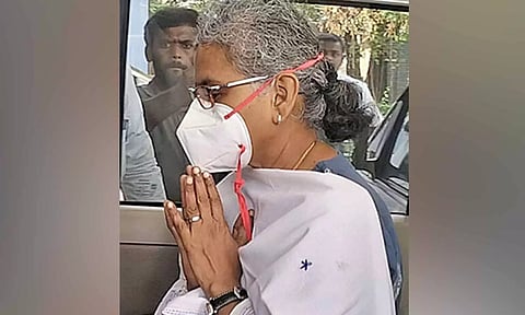 பற்களை பிடுங்கியதால் பாதிக்கப்பட்டவர்களிடம் அமுதா ஐ.ஏ.எஸ். விசாரணை