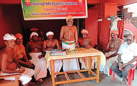 பொதுக்குழு கூட்டத்தில் அய்யா வழி அகிலத் திருக்குடும்ப மக்கள் சபை தலைவர்
எஸ். தர்மர் பேசியபோது எடுத்த படம்.