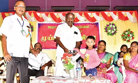 முக்கூடல் தொடக்க பள்ளியில் முப்பெரும் விழா நடைபெற்ற போது எடுத்த படம்.