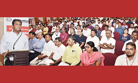 மதுரை தனியார் ஓட்டலில் நடந்த இணையவழி ஒற்றை சாரள முனையம் விழிப்புணர்வு கருத்தரங்கில் கலெக்டர் அனீஷ்சேகர் பேசியபோது எடுத்த படம். 