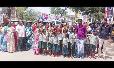 மறியலில் ஈடுபட்ட மாணவர்கள்.