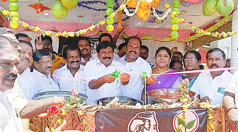 நீர், மோர் பந்தலை மாவட்ட செயலாளர் எம்.ஏ.முனியசாமி திறந்து வைத்த காட்சி. அருகில் ஒன்றிய செயலாளர் ஆர்.ஜி.மருதுபாண்டியன், எம்.ஜி.ஆர். மன்ற இணைச்செயலாளர் ராஜேந்திரன் ஆகியோர் உள்ளனர். 