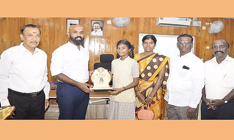 ஸ்ரீஹரிகோட்டா விண்வெளி ஆராய்ச்சி மையத்திற்கு சென்று பயிற்சி பெற்று வந்துள்ள மாணவ-மாணவிகளுக்கு மாணவர் அறிவியல் பேரவையின் சார்பில் “வானவில் அறிவியல்” விருதினை கலெக்டர் ஜானி டாம் வர்கீஸ் வழங்கியபோது எடுத்த படம்.