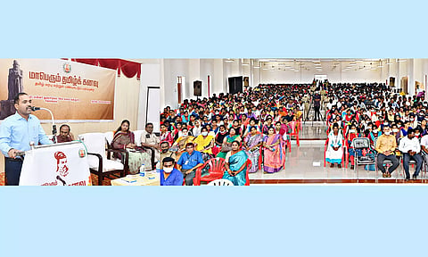 நிகழ்ச்சியில் கலெக்டர் மதுசூதன்ரெட்டி பேசியபோது எடுத்த படம். 