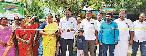 பேவர் பிளாக் சாலையை ஊராட்சி மன்ற தலைவர் ராஜேஷ்குமார் ரிப்பன் வெட்டி திறந்து வைத்த காட்சி.