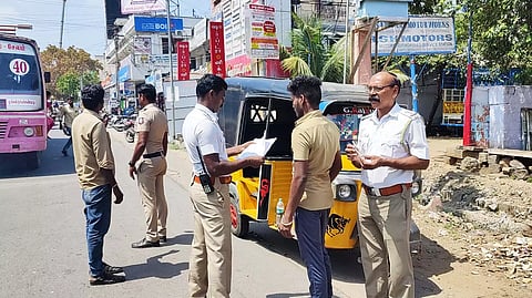 தருமபுரியில் ஆட்டோக்களை போக்குவரத்து போலீசார் சோதனை செய்த போது எடுத்தபடம்.