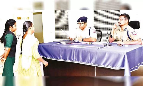 பொதுமக்களிடம் குறைகளை கேட்டறிந்த காட்சி.