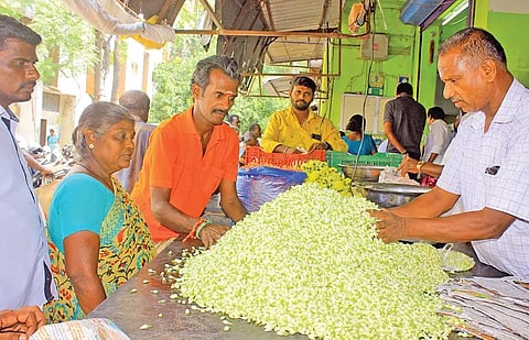 சந்திப்பு பூ மார்க்கெட்டில் விற்பனை நடைபெற்ற காட்சி.