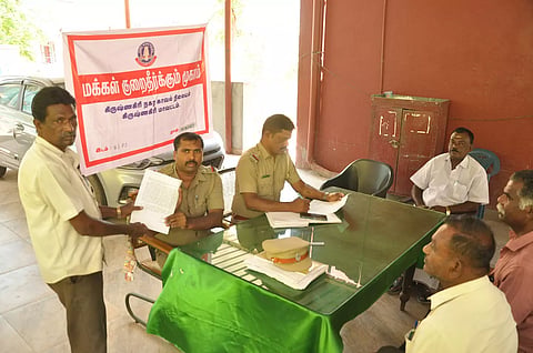 கிருஷ்ணகிரி டவுன் போலீஸ் நிலையத்தில், பொதுமக்களிடம் போலீசார் மனுக்களை பெற்ற போது எடுத்த படம்.