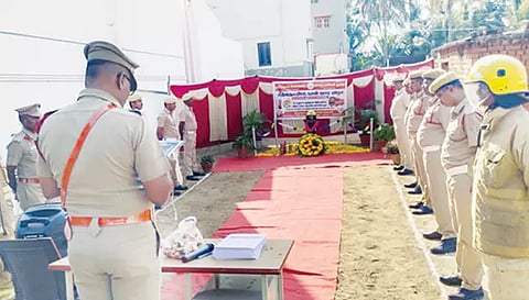 காடையாம்பட்டி தீயணைப்பு நிலைய அலுவலர் மற்றும் பணியாளர்கள் சார்பாக மவுன அஞ்சலி செலுத்தப்பட்ட காட்சி. 