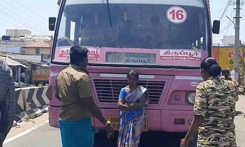 குடிபோதையில் பெண் அரசு பஸ்சை நிறுத்தி கலாட்டாவில் ஈடுபட்ட காட்சி.